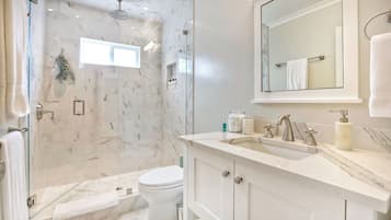 Apartment (2 Bedrooms) | Bathroom | Towels