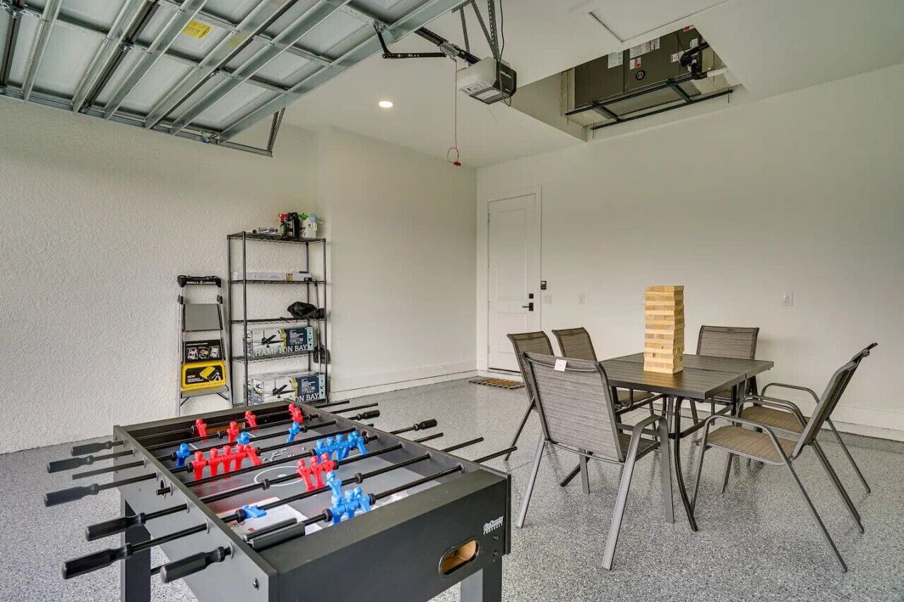 Um quarto com mesa de pebolim, mesa de xadrez e estante de livros.