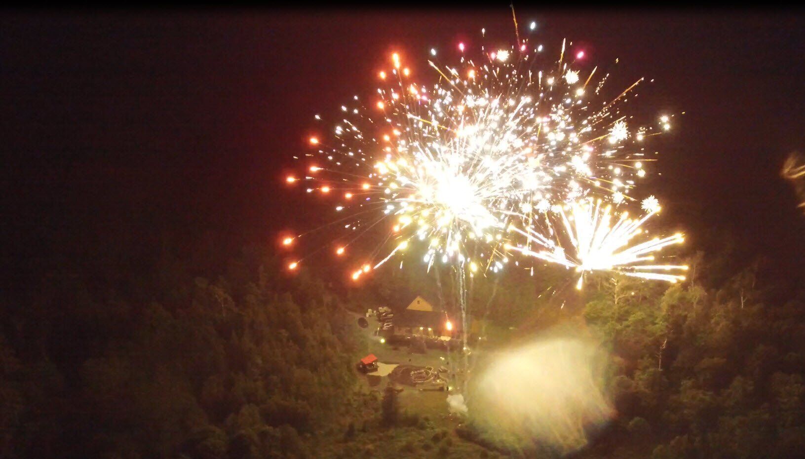Escena nocturna con fuegos artificiales.