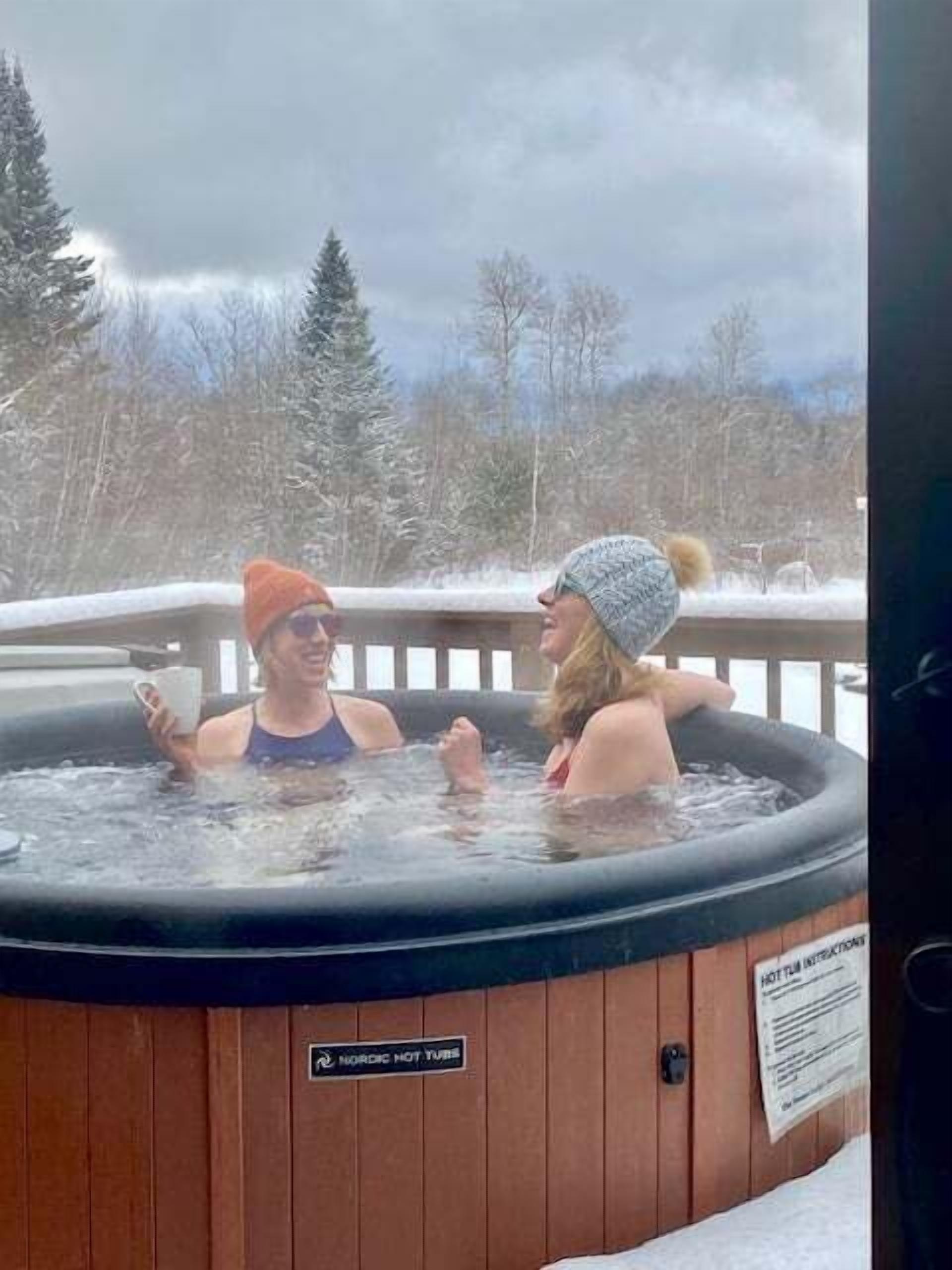 Un jacuzzi con revestimiento de madera y un letrero que indica que es un jacuzzi nórdico.