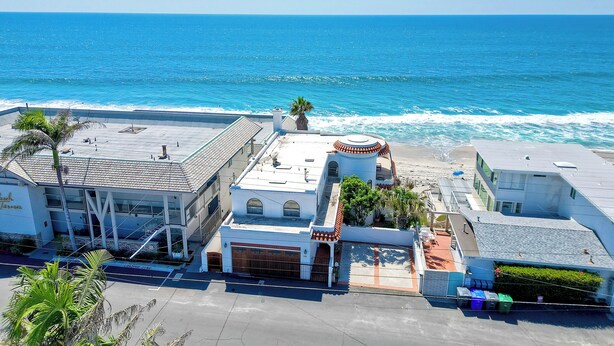 A coastal hotel with a view of the ocean, featuring a rooftop terrace and a parking area. - 2751 Ocean Street (Carlsbad)