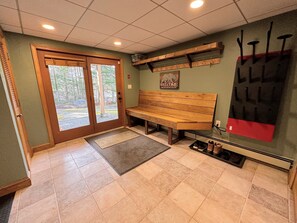 Interior - Fc43 Renovated Cozy Spacious Cottage With AC, air Hockey, Wifi Close to ski Trails! (Bretton Woods)