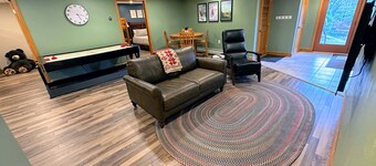 Fc43 Renovated Cozy Spacious Cottage With AC, air Hockey, Wifi Close to ski Trails!