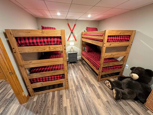 Fc43 Renovated Cozy Spacious Cottage With AC, air Hockey, Wifi Close to ski Trails!