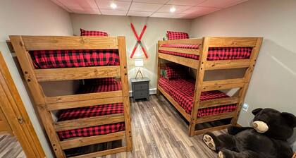 Fc43 Renovated Cozy Spacious Cottage With AC, air Hockey, Wifi Close to ski Trails!