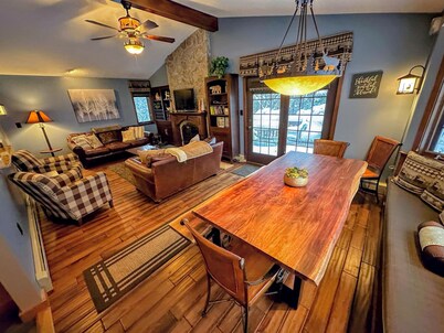 Fc17 Stylishly Renovated Forest Cottage, Walk to ski Trails, Wifi, Cable, Ping Pong, AC!