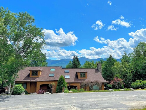 Fc17 Stylishly Renovated Forest Cottage, Walk to ski Trails, Wifi, Cable, Ping Pong, AC!