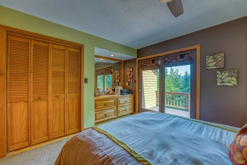 Fc17 Stylishly Renovated Forest Cottage, Walk to ski Trails, Wifi, Cable, Ping Pong, AC!