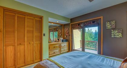 Fc17 Stylishly Renovated Forest Cottage, Walk to ski Trails, Wifi, Cable, Ping Pong, AC!