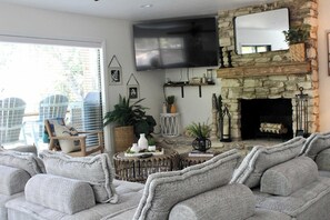Interior - Shore Nuff, a Relaxing 4-bedroom Vacation Home on Canyon Lake (Canyon Lake)