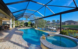 Ein Schwimmbad mit Glasveranda, einer überdachten Terrasse und Blick auf eine Marina.