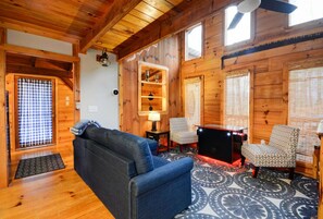 Interior - Hot Tub Arcade Wifi Whispering Winds - Rrg! (Campton)