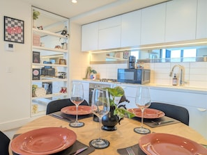 Dining - Boutique Eclectic City Apt | Pool, Sauna & Carpark (Melbourne)