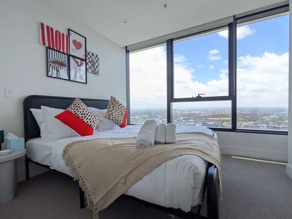 2 bedrooms, iron/ironing board, WiFi, bed sheets - Boutique Eclectic City Apt | Pool, Sauna & Carpark (Melbourne)