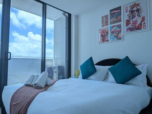 2 bedrooms, iron/ironing board, WiFi, bed sheets - Boutique Eclectic City Apt | Pool, Sauna & Carpark (Melbourne)