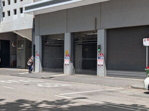 Exterior - Boutique Eclectic City Apt | Pool, Sauna & Carpark (Melbourne)