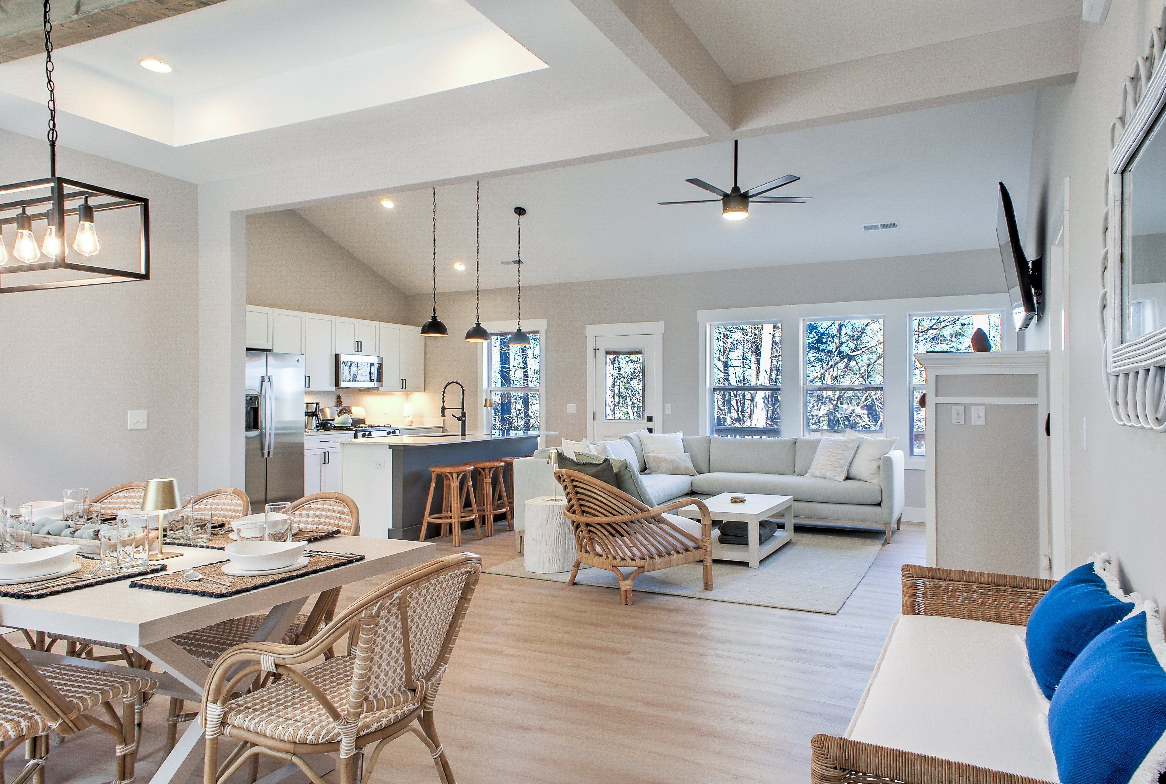 Smart-tv, een open haard en boeken