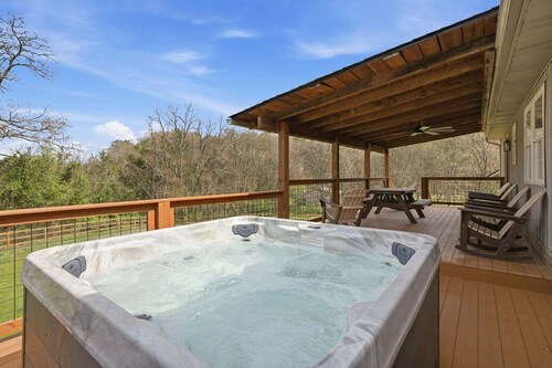 Lazy Bear Meadow | Dog-Friendly Cabin with Fenced Yard, Hot Tub & Putting Green