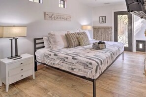 3 bedrooms, iron/ironing board, WiFi, bed sheets - Sedona Cowboy Retreat, Hot Tub, Game Room, Saloon (Sedona)