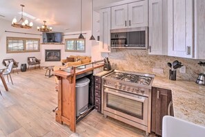 Private kitchen - Modern Cowboy Retreat, Hot Tub, Saloon, Pets Allowed (Sedona)
