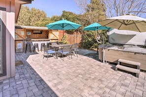 Outdoor dining - Modern Cowboy Retreat, Hot Tub, Saloon, Pets Allowed (Sedona)