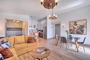 Living area - Modern Cowboy Retreat, Hot Tub, Saloon, Pets Allowed (Sedona)
