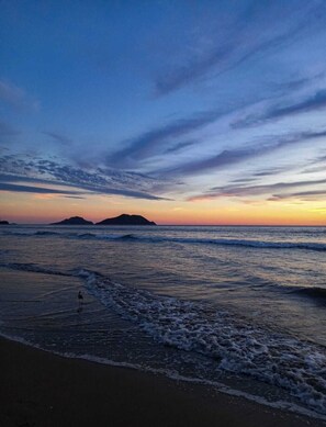 Sun-loungers, beach towels - Our paradise designed to make you feel  at home, but with the luxury (Mazatlán)