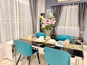 Nhà phong cách cổ điển, máy điều hòa | Khu ăn uống