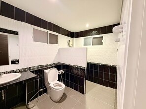 Buồng tắm vòi sen, khăn tắm, giấy vệ sinh 