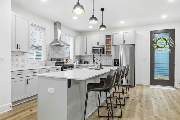 Refrigerador, microondas, horno y parrilla de estufa 