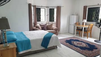 Habitación Deluxe doble, vistas a la montaña | Espacio para trabajar con un portátil y cortinas opacas