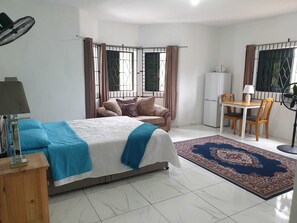 Deluxe dubbelrum - utsikt mot bergen | Arbetsyta för laptop, mörkläggningsgardiner och strykjärn/strykbräda