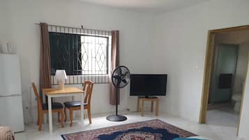 Habitación doble Deluxe, vista a la montaña | Espacio para trabajar con laptop y cortinas blackout