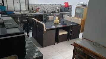 Chambre Double Deluxe, vue montagne | Cuisine privée | Grand réfrigérateur, micro-ondes, four, plaque de cuisson