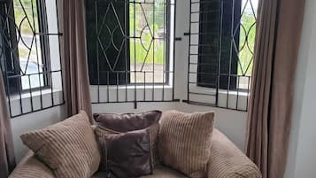 Habitación doble Deluxe, vista a la montaña | Área de sala de estar