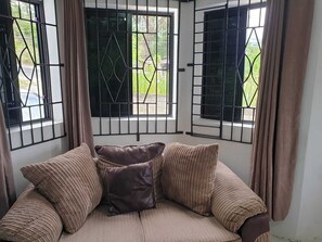 Quarto casal luxo, vista para a montanha | Área de estar