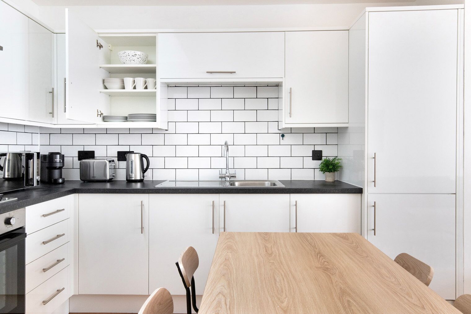 Frigorifero, microonde, forno, pentole/stoviglie/utensili