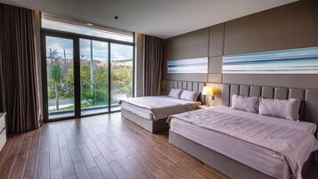 Familierom, hageutsikt | Minibar, safe på rommet, blendingsgardiner og strykejern/-brett