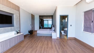 Deluxe King Room with Sea View | Minibar, in-room safe, blackout drapes, iron/ironing board