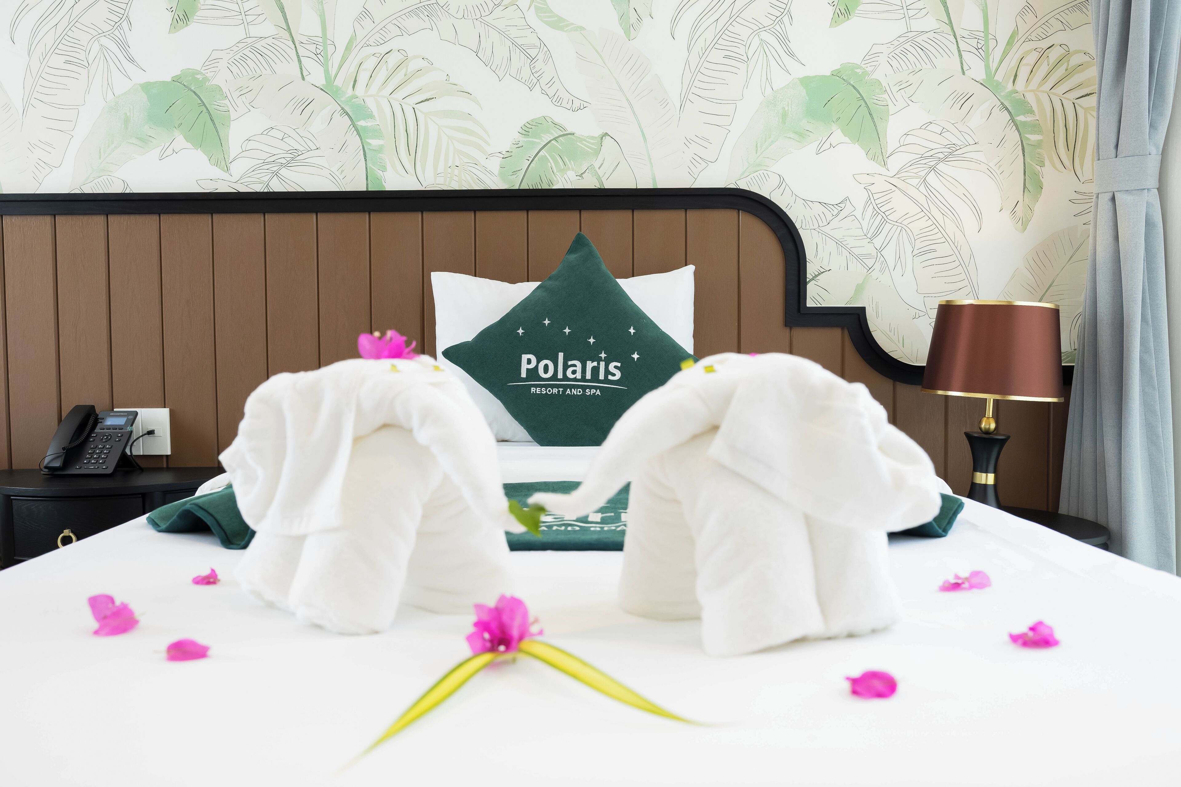 Huvila, näköala puutarhaan | Minibaari, tallelokero huoneessa, pimennysverhot, silitysrauta/-lauta