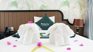 Huvila, näköala puutarhaan | Minibaari, tallelokero huoneessa, pimennysverhot, silitysrauta/-lauta