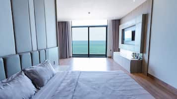Deluxe King Room with Sea View | Minibar, in-room safe, blackout drapes, iron/ironing board