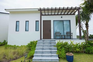 Huvila, näköala puutarhaan | Ulkopuoli