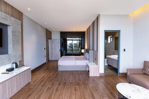 Habitación Deluxe, vista al mar | Minibar, caja de seguridad en la habitación y cortinas blackout 