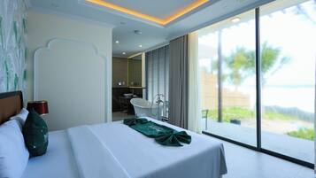 Deluxe King Room with Sea View | Minibar, in-room safe, blackout drapes, iron/ironing board