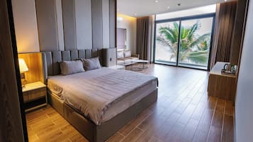 Habitación Deluxe, vista al mar | Minibar, caja de seguridad en la habitación y cortinas blackout