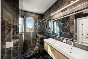 Shower, jetted bath, hair dryer, towels - New Luxury Villa on Sunset Beach, Roof Top Spa, Gulf Views, Outdoor Kitchen (Treasure Island)