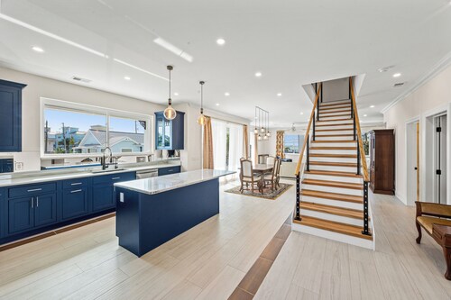 New Luxury Villa on Sunset Beach, Roof Top Spa, Gulf Views, Outdoor Kitchen