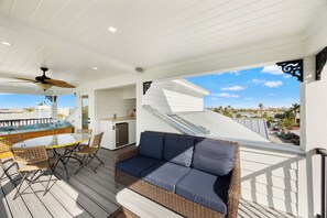 Outdoor dining - New Luxury Villa on Sunset Beach, Roof Top Spa, Gulf Views, Outdoor Kitchen (Treasure Island)