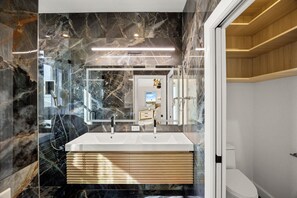 Dusche, Whirlpool, Haartrockner, Handtücher